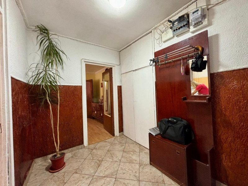 AUCHAN TITAN/AN CONSTRUCTIE 1980/BOXA