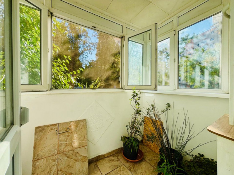 AUCHAN TITAN/AN CONSTRUCTIE 1980/BOXA