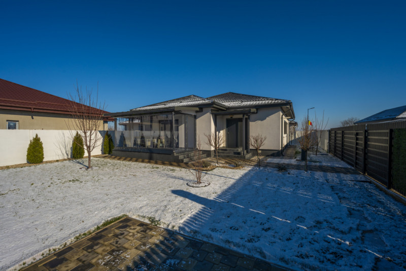 Casă pe parter, curte matură, complex liniștit – Clinceni !