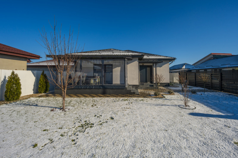 Casă pe parter, curte matură, complex liniștit – Clinceni !