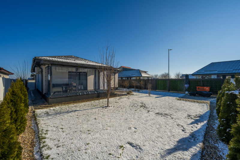 Casă pe parter, curte matură, complex liniștit – Clinceni !