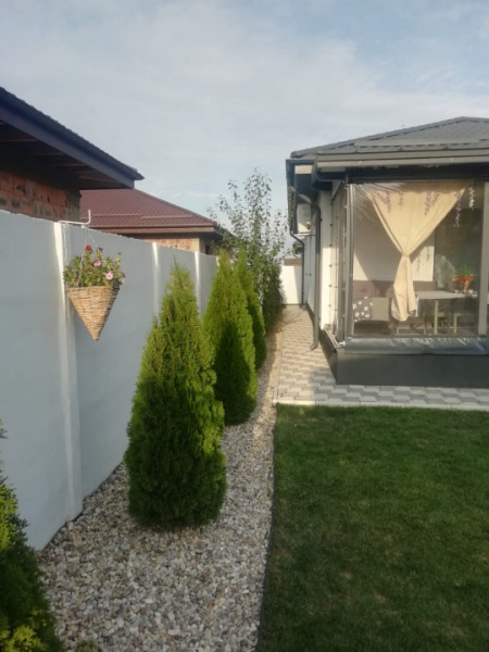 Casă pe parter, curte matură, complex liniștit – Clinceni !